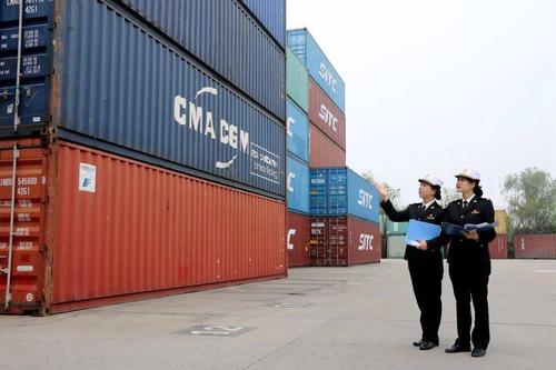 关徽耀国门 实干淬担当——聆听他们守关强国的故事