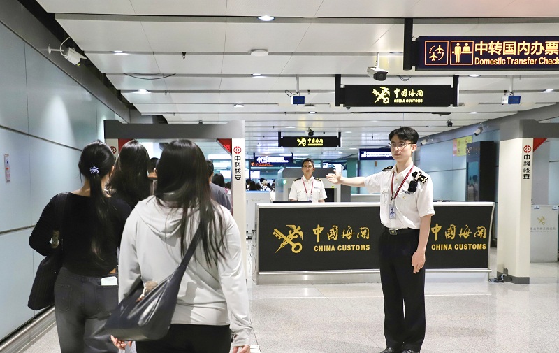 长水国际机场迎来跨境出行高峰