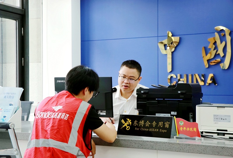 第23届中国—东盟博览会首批入境展品运抵南宁